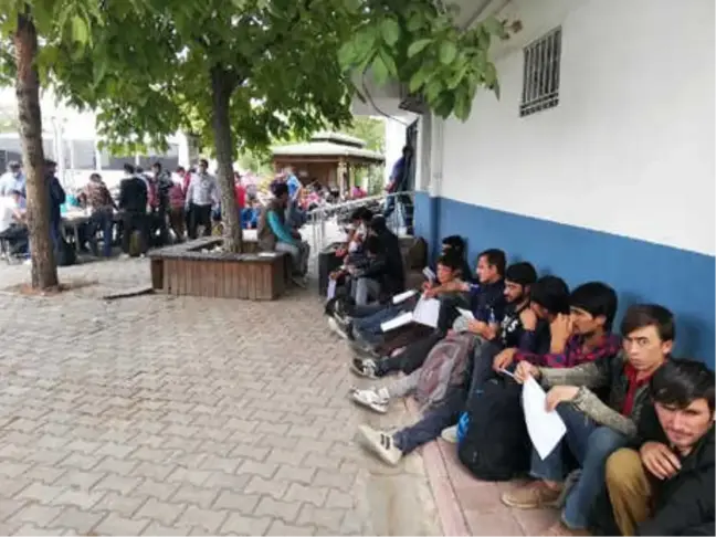 Diyarbakır'da 3 Minibüsten 126 Kaçak Göçmen Çıktı