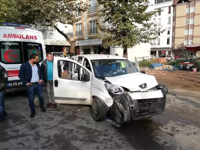 Fatsa'da Trafik Kazası: 2 Yaralı