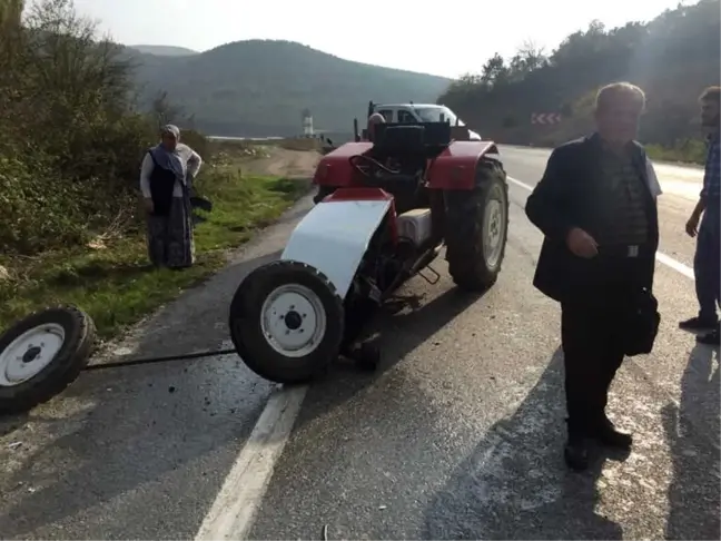 Sakarya'da Otomobil ile Traktör Çarpıştı: 2 Yaralı
