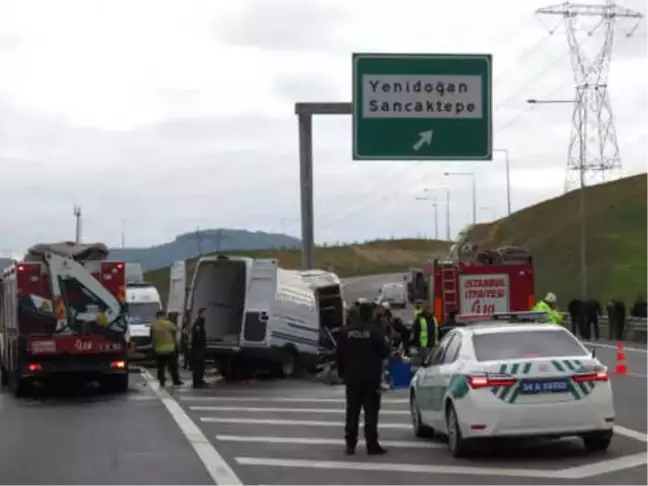 Minibüs Direğe Çarptı: 2 Kişi Araçta Sıkıştı (1)