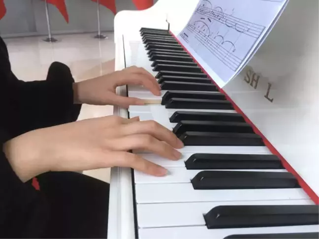 9 Yaşındaki İşitme Engelli Zeynep'in Piyano Hayali Gerçek Oldu