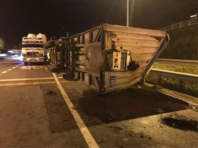 Trabzon'da Çay Yüklü Tır Devrildi