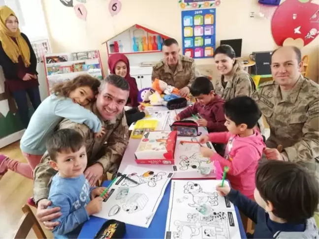 Bingöl'de Jandarmadan Çocuklara Hediye