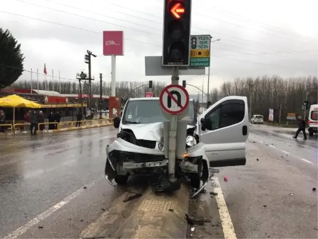 Minibüs ile Hafif Ticari Araç Çarpıştı: 3 Yaralı