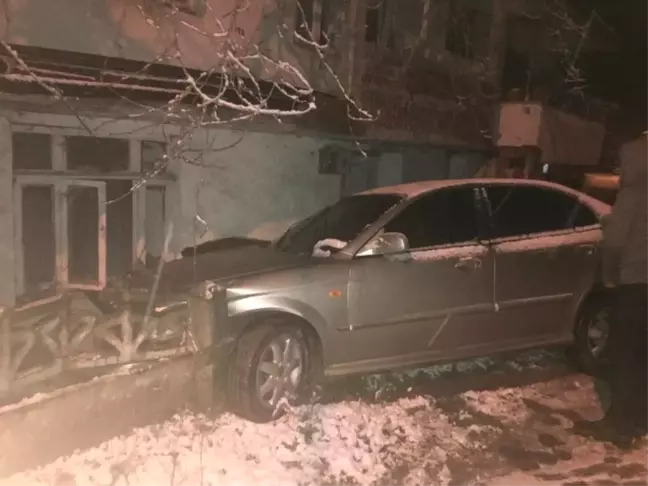 Kontrolden Çıkan Otomobil Evin Duvarına Çarptı