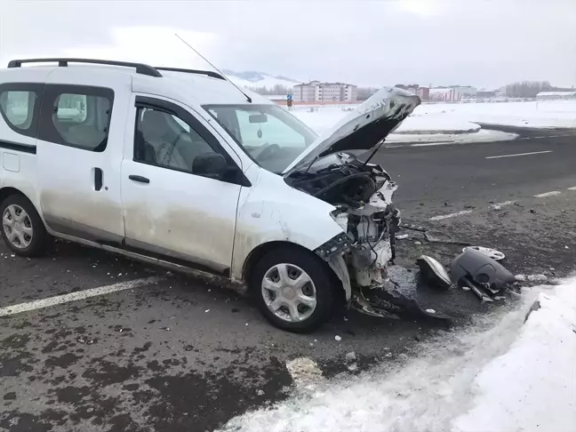 Kars'ta İki Otomobil Çarpıştı: 2 Yaralı