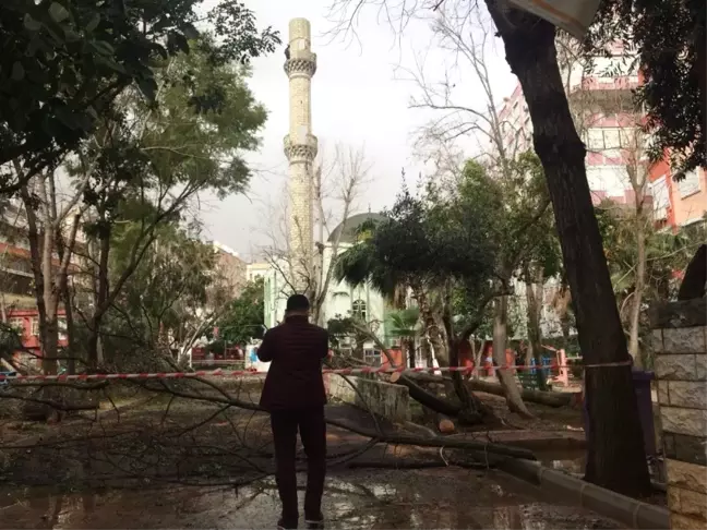 Antalya'da Fırtına Cami Minaresini Yıktı