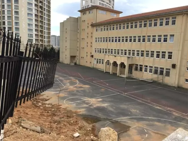 İstanbul'da İstinat Duvarı Okulun Bahçesine Yıkıldı