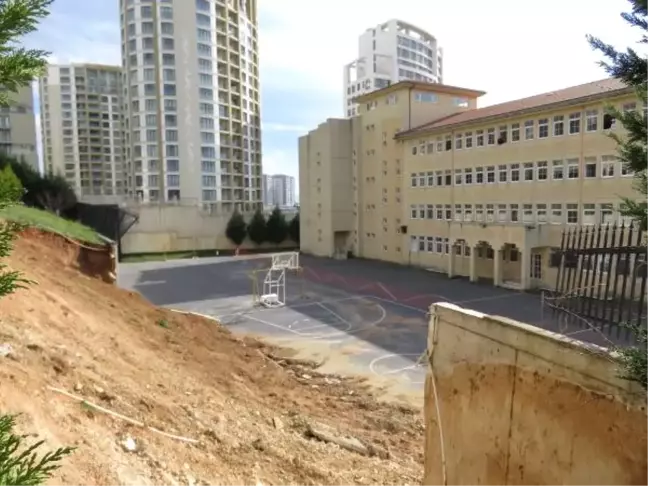 Tuzla'da İstinat Duvarı Okulun Bahçesine Yıkıldı