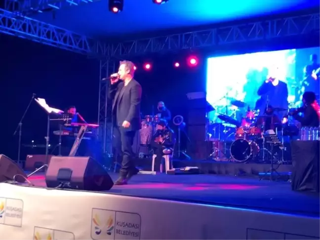 Kuşadası'nda Sevgililer Günü'ne Özel Aşk Şarkıları Konseri