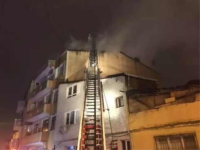 Eyüpsultan'da 4 Katlı Binanın Çatısı Alev Alev Yandı