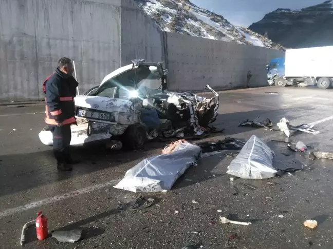 Kamyonla Çarpışan Otomobildeki Baba Oğul Öldü