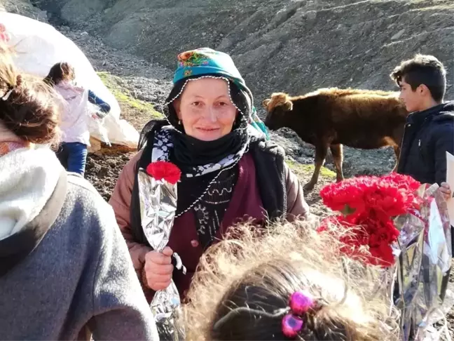 Öğrenciler Göçebe Kadınlara Karanfil Dağıttı