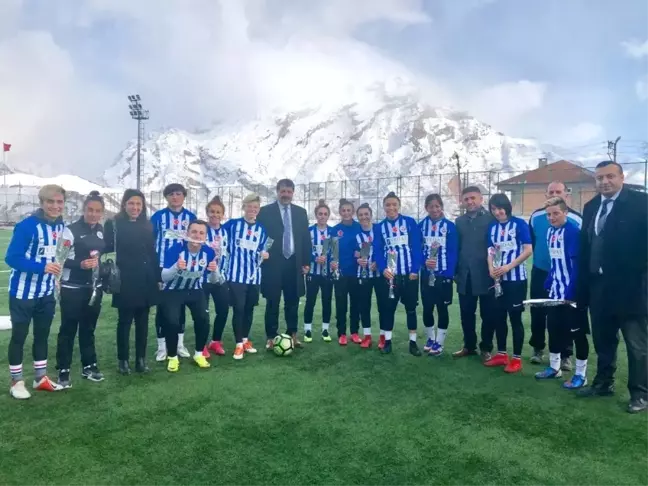 Vedaş'tan Kadın Futbolculara '8 Mart' Sürprizi