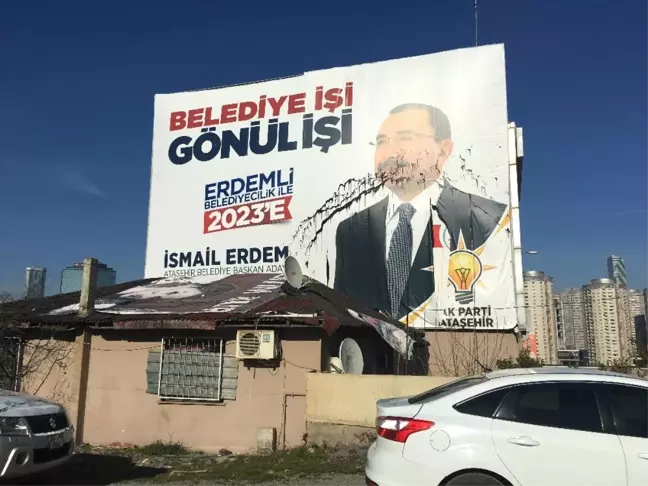 AK Parti Ataşehir Adayı İsmail Erdem'in Afişlerine Boyalı Saldırı