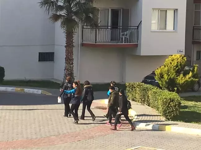 Kuşadası'nda Resmi Kıyafetle Seçim Çalışması Tartışması