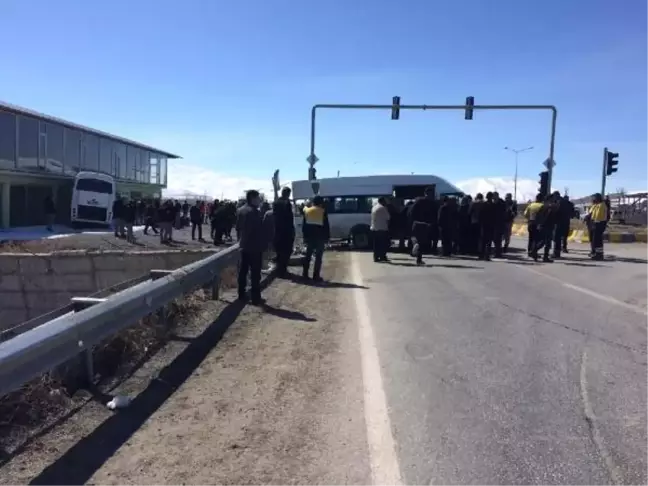 Polisleri Taşıyan Midibüs ile Minibüsün Çarpıştığı Kazada Ölenler Toprağa Verildi