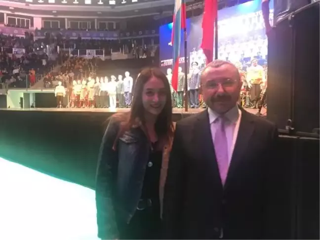 Başkan Adayı İsmail Erdem Liseli Begüm'ü Kızılordu Korosu ile Buluşturdu