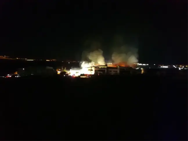 Avnavutköy'deki Fabrika Yangını Kontrol Altına Alındı
