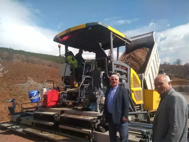 Şaphane'de Köy Yollarına Sıcak Asfalt Atma Çalışmaları