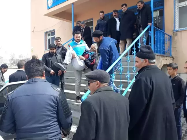 73 Yaşındaki Adam Oy Kullanmaya Ambulans ile Getirildi