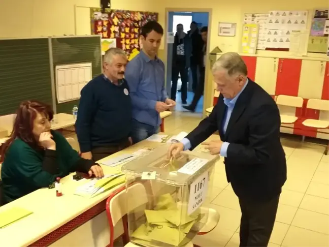 Kara ve Deniz Kuvvet Komutanları Oylarını Kullandı