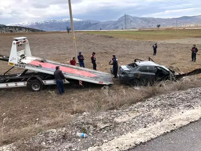 Burdur'da Otomobil Şarampole Devrildi: 3 Ölü, 2 Yaralı