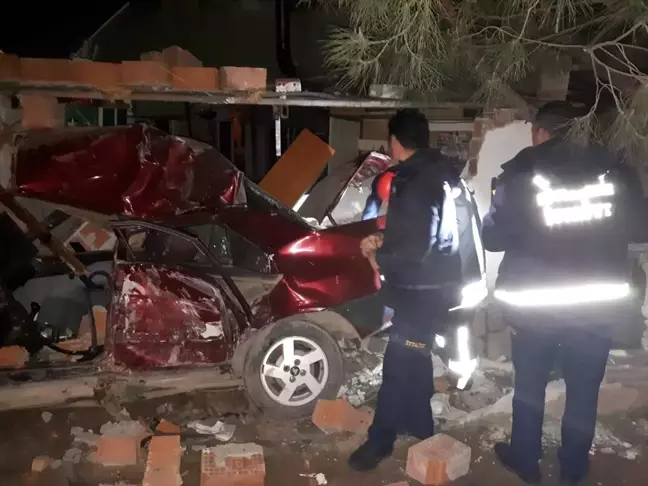Freni Boşalan Süt Kamyonu Kahvehane Duvarına Çarptı: 3 Yaralı