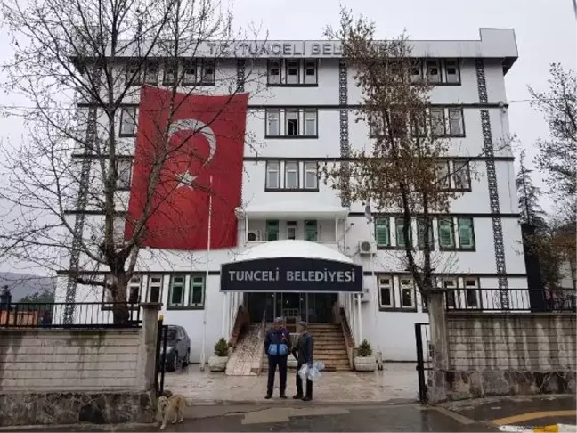 Tunceli'de Maçoğlu, Belediye Önündeki Güvenlik Duvarını Yıktırdı