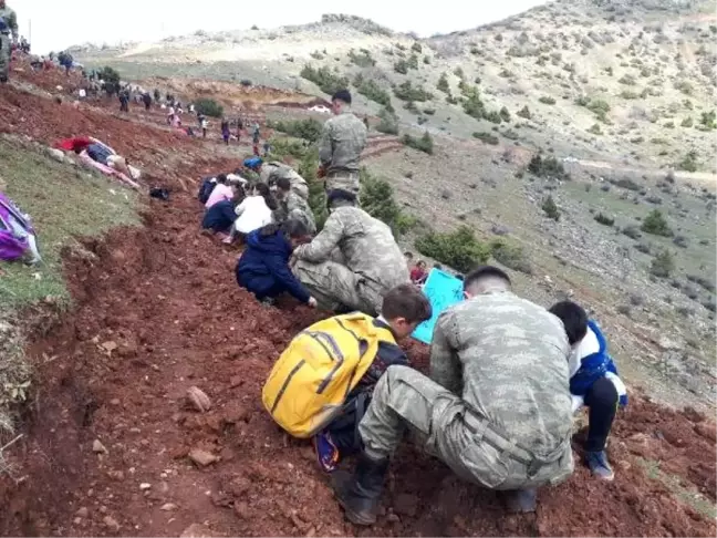 Çukurca'da Sınırdaki Üs Bölgesine Fidan Diktiler