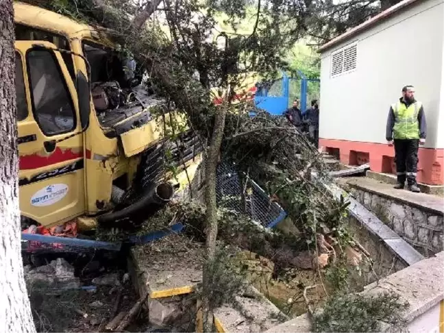 Şarampole Yuvarlanan Kamyondan Atlayan 1 Kişi Öldü, 2 Kişi Yaralandı