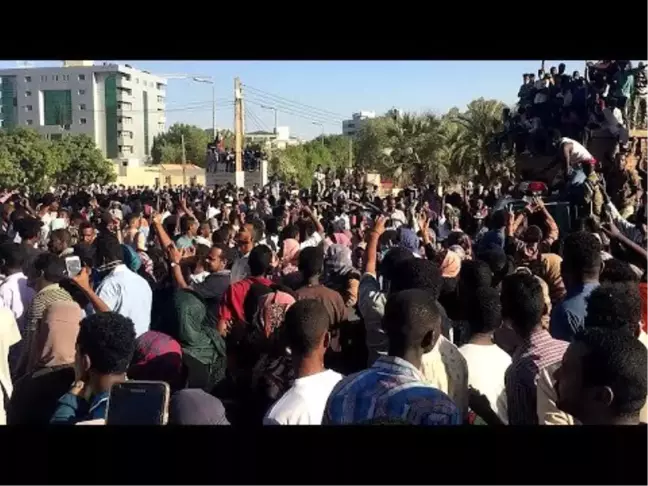 Sudan'da El Beşir'in Yerleşkesi Önündeki Gösteriler Binlerce Kişiyle İkinci Gününde de Devam Etti…