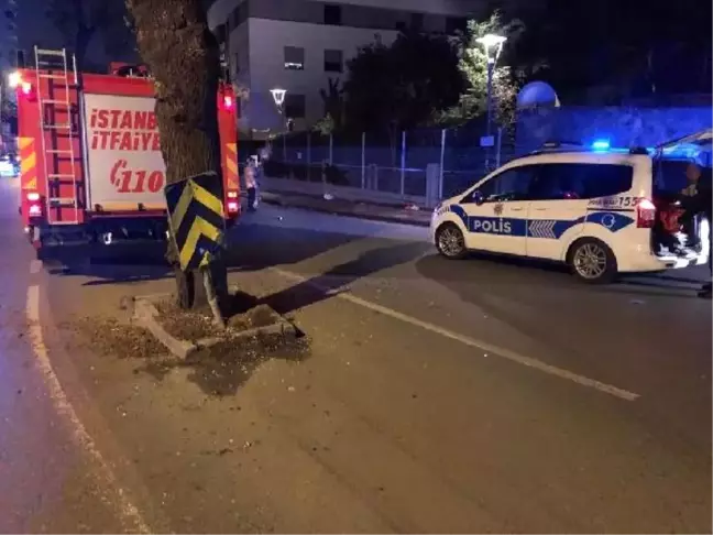 Kadıköy'de Otomobil Ağaca Çarptı: 2'si Ağır 3 Yaralı