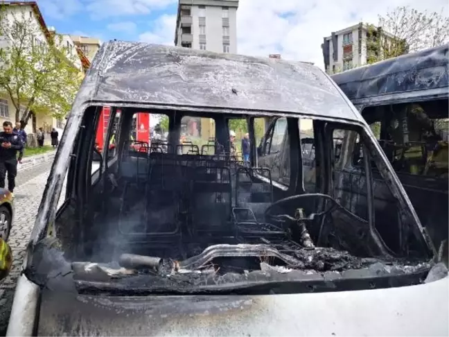 İçerenköy'de Park Halinde Bulunan İki Servis Aracı ile Bir Otomobilde Yangın