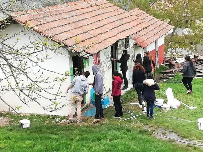 Sınıf Eğitimi Öğrencilerinden Köy Okuluna Destek