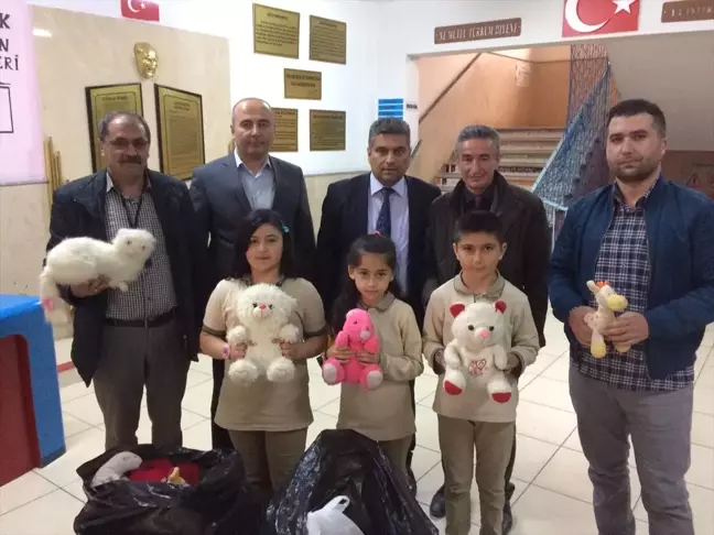 Sivas'ta Öğrencilerden Köy Okuluna Oyuncak Desteği