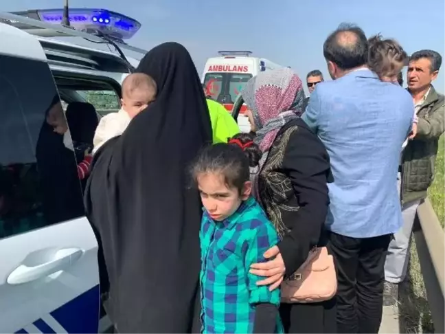 Sancaktepe'de Taksi ile Otomobil Kafa Kafaya Çarpıştı: 3 Yaralı