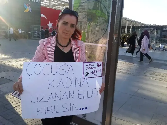 Boşanma Davası Açmasını Davul Dümbelek ile Kutlayan Kadın, Aylardır Boşanamayınca Eylem Yaptı