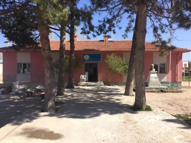 Üniversite Öğrencileri Köy Okulunu Onardı