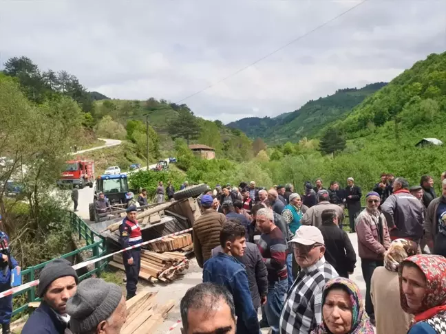 Düzce'de Kereste Yüklü Traktör Devrildi: 1 Ölü, 2 Yaralı