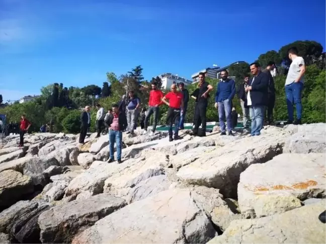 Üsküdar'da Sahilde Kayaların Arasına Sıkışmış Bir Erkek Cesedi Bulundu