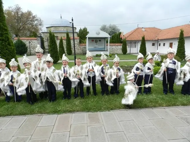 Kosova'da Sünnet Çocukları Sultan Murat Hüdavendigar Türbesi'ni Ziyaret Etti