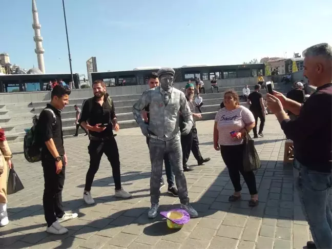 Vatandaşların 'Canlı Heykel Sanatçısıyla' İmtihanı Kamerada