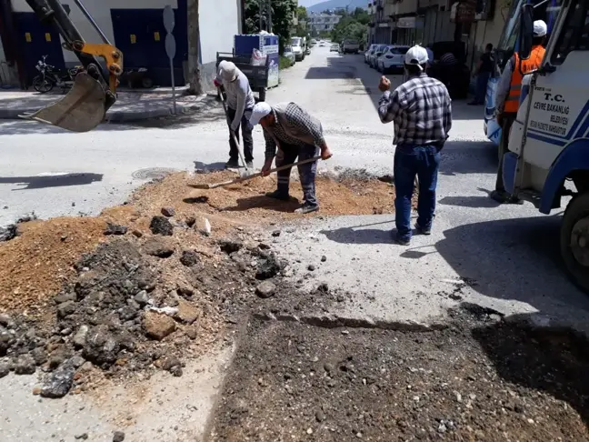 Samandağ'da Yol Yapım Çalışmaları Sürdürülüyor