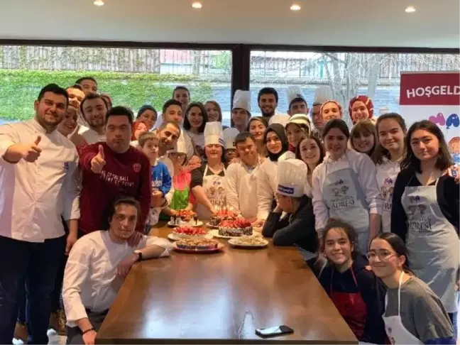 Üniversite Öğrencileri Down Sendromlu Gençlerle Pasta Yaptı