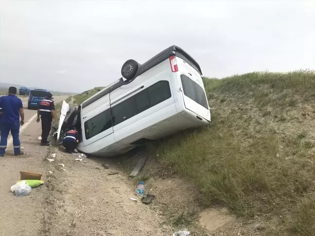 Kırıkkale'de Minibüs Devrildi: 8 Yaralı