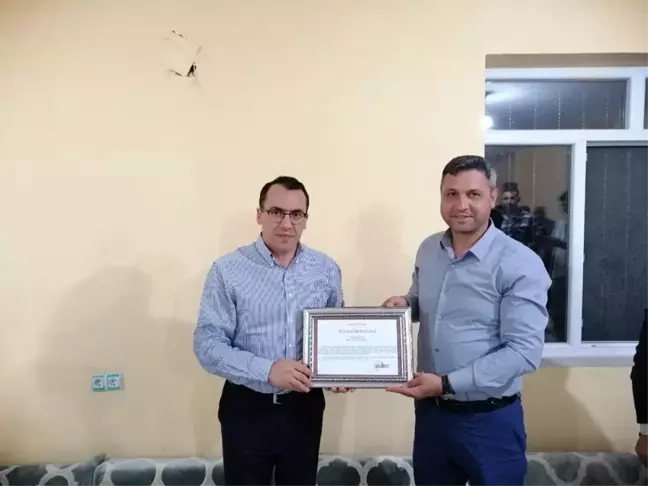 Kaymakamdan Muhtar Taşan'a plaket