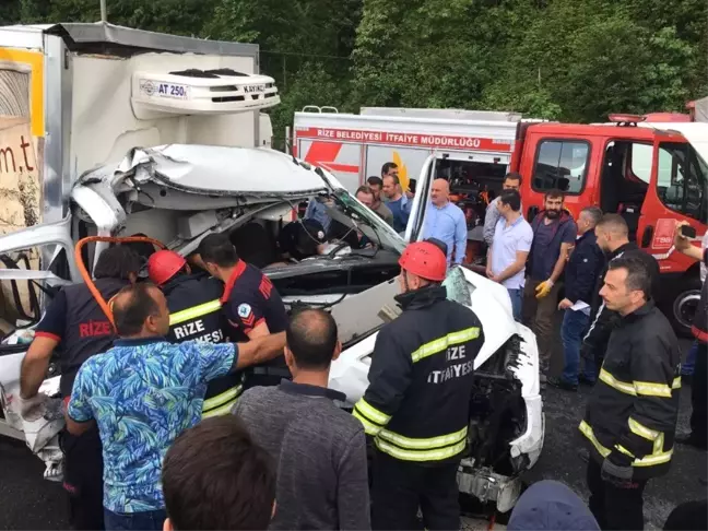 Araçta sıkışanları çıkarmak için uzun süre uğraş verdiler
