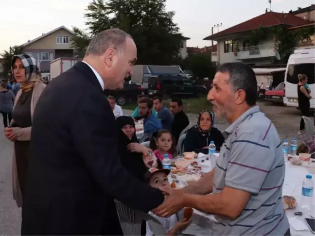 Mahalle sakinleri Başkan Özlü'yü bağrına bastı