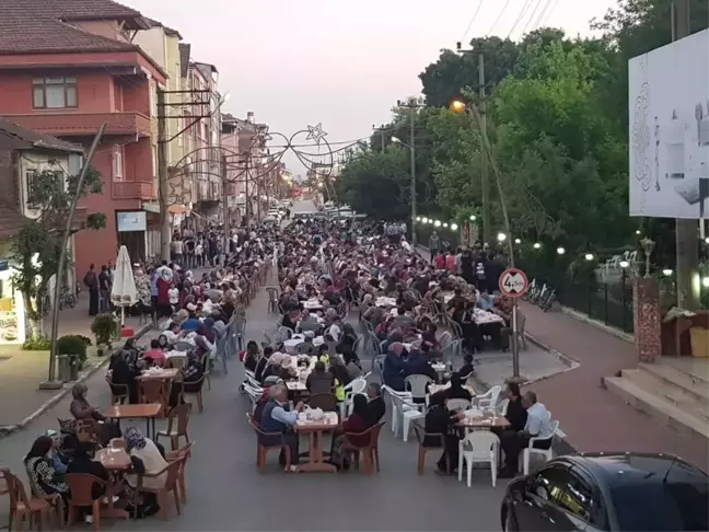 Saltukova halkı caddede iftarını açtı